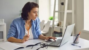 Unlock digital marketing’s potential with this beginner’s guide! Learn strategies to dominate online and stay ahead in the digital race.